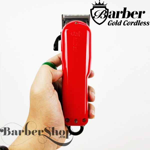 Tông đơ cắt tóc Barber Gold Cordless là mẫu tông đơ không dây thương hiệu Barber, được kết hợp cùng bộ lưỡi kép giúp tông đơ hoạt động mạnh mẽ và tăng cường khả năng cắt. Barber Gold Cordless là sự lựa chọn hàng đầu cho các barbershop - salon tóc